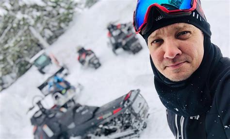 did jeremy renner lose his leg|Jeremy Renner Broke 30 Bones in Snowplow Accident, Posts。